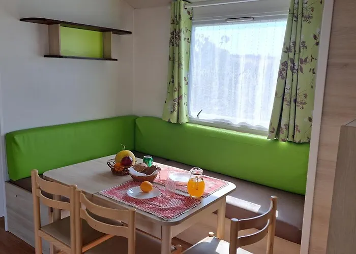 Landshause مكان تخييم *